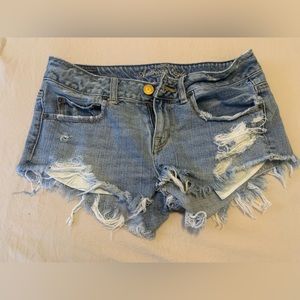 Women’s American Eagle distressed jean shorts